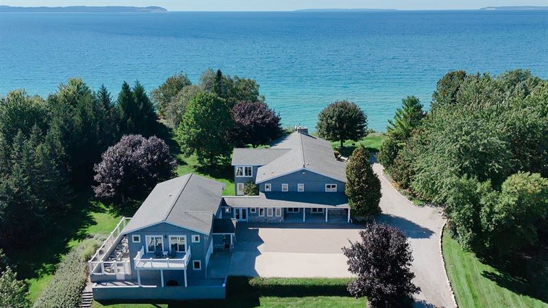 Aerial view of the estate and Lake Michigan